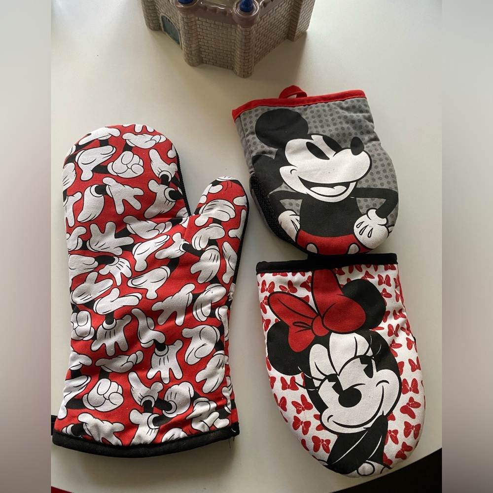 ♥️🖤Disney oven mitts bundle🖤❤️